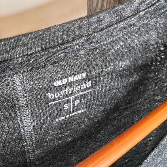 BAG032. Old Navy Boyfriend Heather Gray Tee Small - Picture 3 of 4
